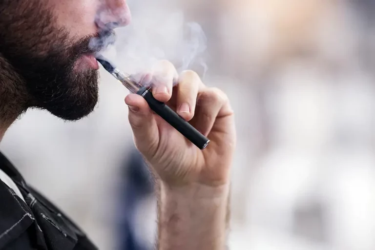 Vape Etiquette: Dos and Don'ts for Vaping in Public Spaces