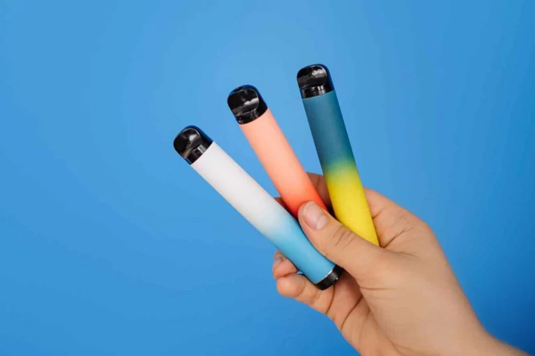 Disposable Vapes vs. Traditional Cigarettes: Making the Switch